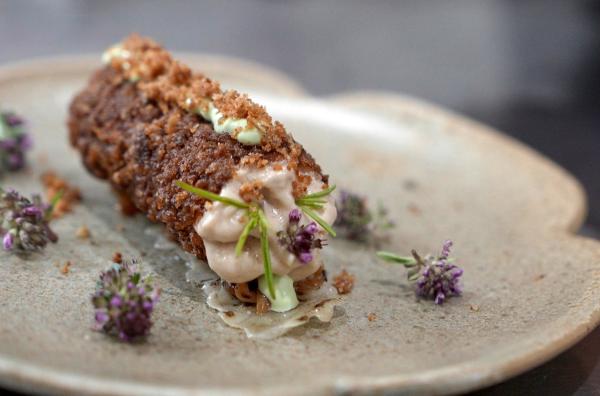 Bild 1 von 1: Die kleinen Rouladen mit ihrer cremigen Füllung und dem knackigen Kohlblatt sind in der rumänischen Küche sehr beliebt.
