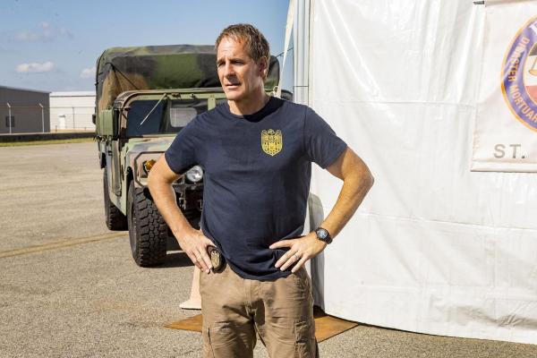 Bild 1 von 17: Rückblick: Während des Hurricane Katrina 2005 wird Chris LaSalle als junger Detective der Polizei von New Orleans mit einem Mord konfrontiert, den er nicht aufzuklären imstande ist. Zufällig ist dies der erste Fall, an dem er mit Agent Dwayne Pride (Scott Bakula) vom NCIS zusammenarbeitet ...