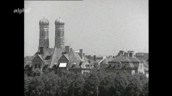 Bild 1 von 3: Die Dächer von München 1972  - seit 1945 sind 50 Juden nach München zurückgekehrt, sieben von ihnen sind bereit, die Geschichte ihres Schicksals während des nationalsozialistischen Regimes zu erzählen.