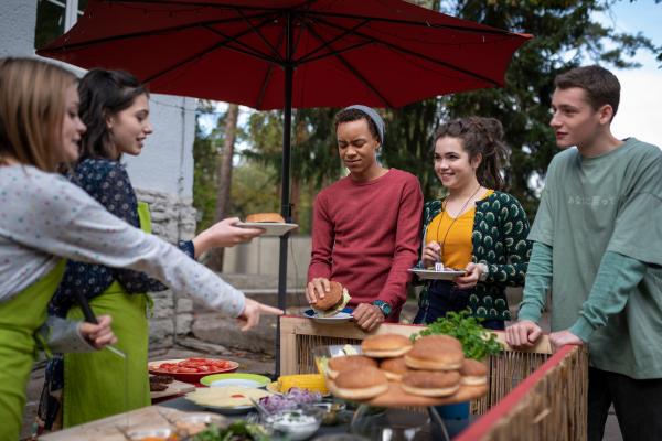 Bild 1 von 4: Cäcilia (Carlotta Weide, v.l.n.r.) und Leni (Linda Schablowski) präsentieren Sibel (Josie Hermer), Pawel (Noel Okwanga) und Viktor (Fridolin Sommerfeld) ihre speziellen Burger.