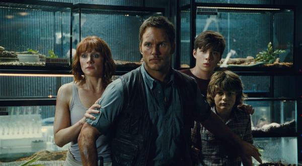 Bild 1 von 9: (L to R) Claire (BRYCE DALLAS HOWARD), Owen (CHRIS PRATT), Zach (NICK ROBINSON) and Gray (TY SIMPKINS) watch in terror in Jurassic World. Steven Spielberg returns to executive produce the long-awaited next installment of his groundbreaking Jurassic Park series. Colin Trevorrow directs the epic action-adventure, and Frank Marshall and Patrick Crowley join the team as producers.Credit: Universal Pictures and Amblin Entertainment