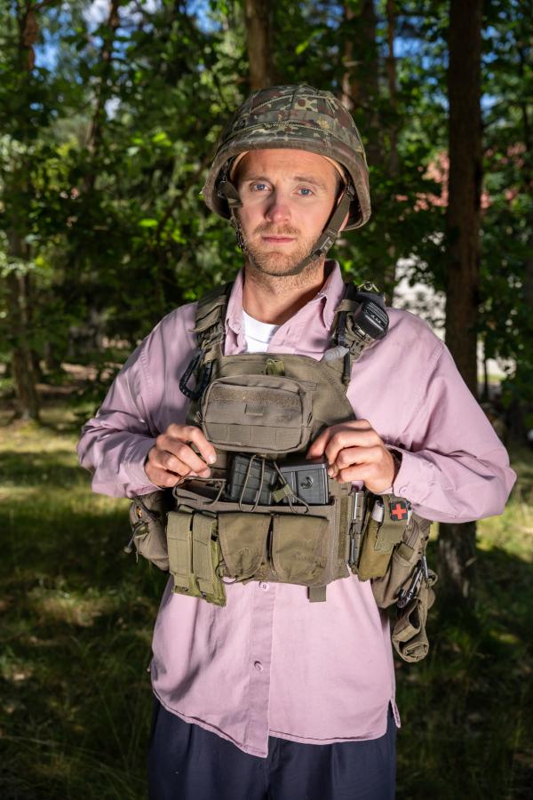 Bild 1 von 1: Psychologe Leon Windscheid ist teileingekleidet bei einer Bundeswehrübung für Reservisten im Wald.