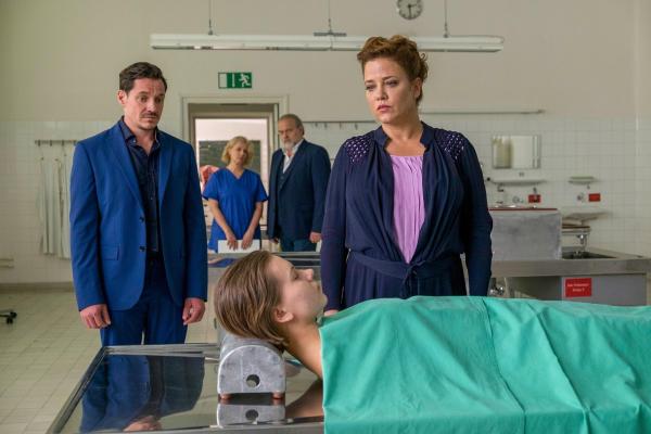 Bild 1 von 11: Im Bild: Hanna Heise (Muriel Baumeister, r.) und ihr Exmann Frank (Markus Brandl, l.) müssen in der Rechtsmedizin ihre ermordete Tochter Pia (Nina Herzberg, M.) identifizieren. Hauptkommissar Richard Voss (Jan-Gregor Kremp, 2.v.r.) und Rechtsmedizinerin Dr. Franziska Sommerfeld (Christina Rainer, 2.v.l.) unterstützen sie dabei.