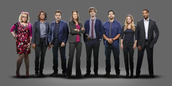 Bild 1 von 47: (12. Staffel) - Ein starkes Team, das jeden Serientäter zur Strecke bringt: Dr. Spencer Reid (Matthew Gray Gubler, 4.v.r.), David Rossi (Joe Mantegna, 3.v.l.), Jennifer 'JJ' Jareau (AJ Cook, 2.v.r.), Penelope Garcia (Kirsten Vangsness, l.), Dr. Tara Lewis (Aisha Tyler, 2.v.l.), Luke Alvez (Adam Rodriguez, 3.v.r.), Emily Prentiss (Paget Brewster, 4.v.l.) und Stephen Walker (Damon Gupton, r.) ...
