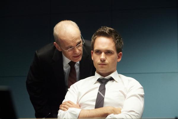 Bild 1 von 3: Mike (Patrick J. Adams, r.) gerät erneut ins Visier der Ermittlungen: Eric Woodall (?eljko Ivanek, l.) versucht, ihn zu einem folgenschweren Geständnis zu bewegen - mit weitreichenden Konsequenzen für Harvey.