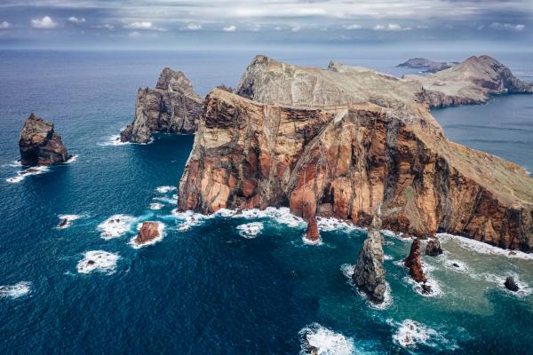 Bild 1 von 5: Die makaronesische Inselwelt liegt über viele tausend Kilometer verstreut, inmitten des Atlantik. Auch wenn viel Wasser sie trennt, teilen alle Inseln eine Geschichte: über viele Millionen Jahre sind sie durch Vulkan-Hotspots vom Grund des Atlantiks gewachsen, bis sie über die Oberfläche ragten. Das, was man von ihnen sieht, ist nur wie die Spitze eines Eisbergs.