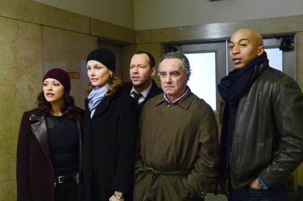 Bild 1 von 8: Mit Hilfe von Danny (Donnie Wahlberg, M.) und Baez (Marisa Ramirez, l.), hat Erin (Bridget Moynahan, 2.v.l.) es geschafft, den unter Zeugenschutz stehenden Informanten (Dan Hedaya, 2.v.r.) zu einer Aussage zu bewegen. Doch jetzt muss er sicher wieder aus der Stadt gebracht werden ...