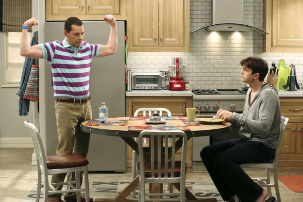 Bild 1 von 9: Haben so manche Probleme mit Frauen: Walden (Ashton Kutcher, r.) und Alan (Jon Cryer, l.) ...