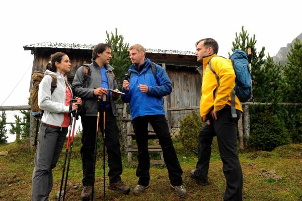 Bild 1 von 4: Andreas Marthaler (Martin Gruber, 2.v.r.) erklärt Ralf (Christof Arnold, 2.v.l.), Moritz (Ole Puppe, r.) und Laura (Jessica McIntyre, l.), welche Route sie für den Abstieg nehmen sollen.