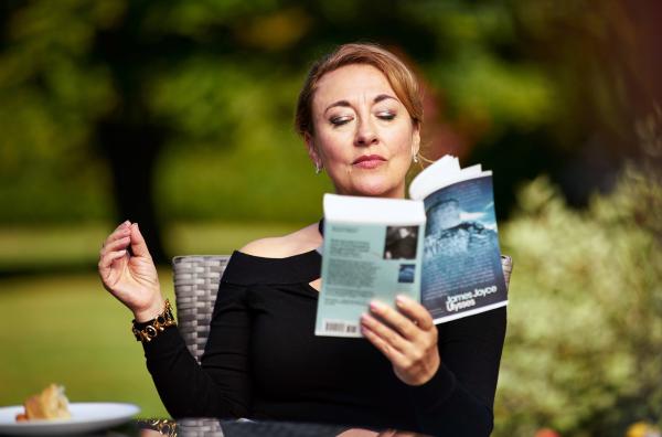 Bild 1 von 4: Pauline (Dorothy Atkinson) findet das Buch \