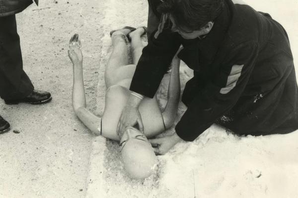 Bild 1 von 6: Der Täter demonstriert, wie er sein Opfer würgte.