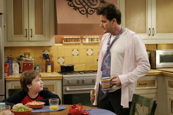 Bild 1 von 11: Da Mia ein striktes Programm für Charlie (Charlie Sheen, r.) zusammengestellt hat, sieht er sich gezwungen seiner Leidenschaft für Bier und kubanischen Zigarren heimlich in der Garage nachzugehen, wo er prompt von seinem Neffen Jake (Angus T. Jones, l.) und seiner Haushälterin Berta erwischt wird ...