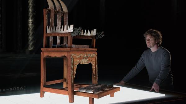 Bild 1 von 3: Ein chinesischer Stuhl aus dem 18. Jahrhundert, bedeckt mit Metallspitzen- und Klingen. Diente er der Folter oder spirituellen Ritualen?