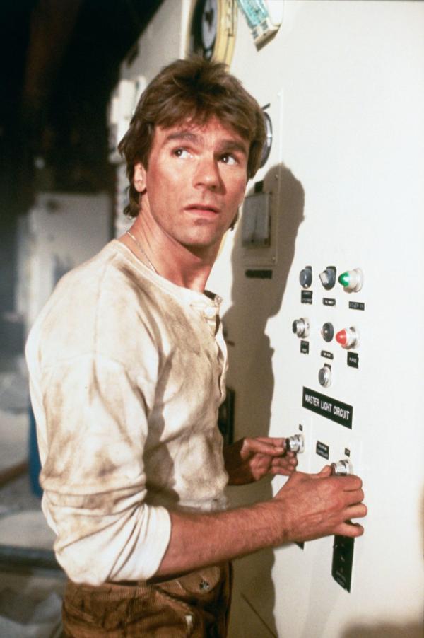 Bild 1 von 16: Kann MacGyver (Richard Dean Anderson) verhindern, dass die aus einem geborstenen Tank austretende Säure das Grundwasser verseucht?