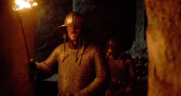 Bild 1 von 3: Jeder kennt die Geschichte um Richard Löwenherz, aber kaum jemand weiß, was das für ihn gezahlte Lösegeld in Österreich alles bewirkt hat. Und auch nicht, welche Rolle die Kreuzzüge bei Österreichs Werden als Land gespielt haben. Aufwendige Spielszenen führen zurück zu den großen Momenten im Werden Österreichs. Im Bild: Kerkerwachen von König Richard Löwenherz.