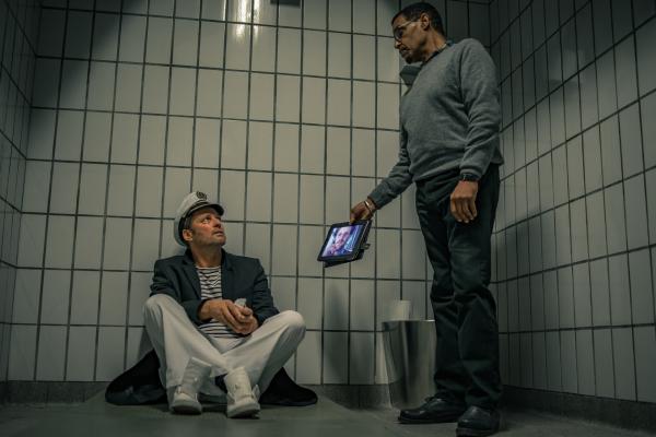 Bild 1 von 6: Franz Ainfachnur (Christofer v. Beau, r.) befragt Christoph Schönborn (Bruno Eyron, l.) in der Ausnüchterungszelle.