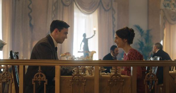 Bild 1 von 4: J.R.R. Tolkien (Nicholas Hoult, l.); Edith Bratt (Lily Collins, r.)