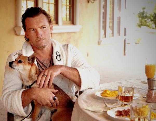 Bild 1 von 10: Der kriminelle Pferdezüchter Jack (Sam Worthington) will den geflohenen Sam in seine Fänge bekommen, da Sams, von Jack ermordeter, Vater den Zugang zu einem Geldkonto auf Sams Tablet versteckt hat.