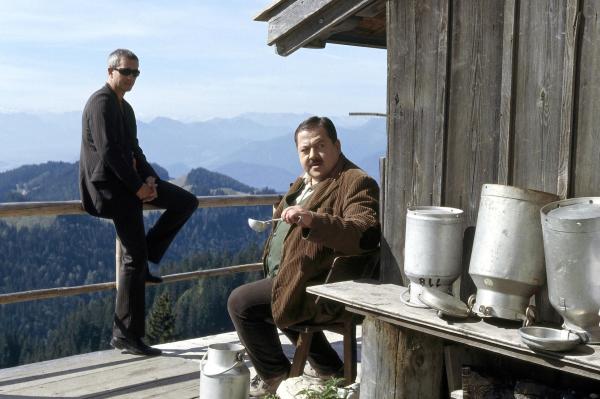 Bild 1 von 1: Im Bild: Die Cops (Markus Böker, Joseph Hannesschläger) ermitteln in luftiger Höhe.