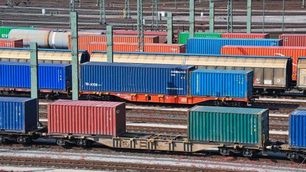 Bild 1 von 3: Der Bahnhof funktioniert wie eine riesige Sortiermaschine: Schon lange bevor ein bis zu 700 Meter langer Güterzug Maschen erreicht, werden dessen Waggons von der Zugbildungsdisposition virtuell zu neuen Güterzügen zusammengestellt.