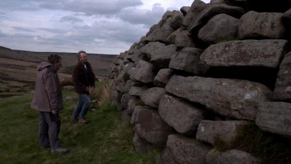 Bild 1 von 4: Tim Sutherland (r.) und Lokalchronist und Hobby-Archäologe Mick Savage (l.) an Mauerresten von Carl Wark.