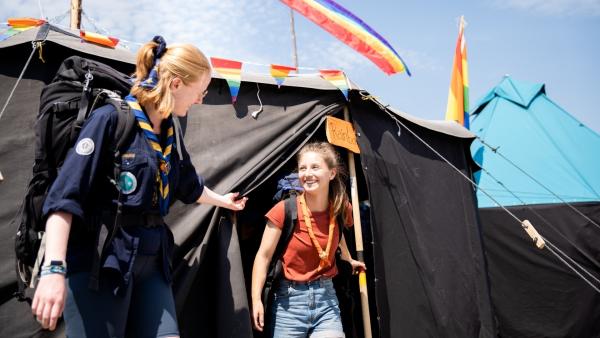 Bild 1 von 3: Mit Pfadfinderin Jojo (links) ist Marina auf einem großen Pfadfinderlager unterwegs und lernt die Gemeinschaft der Pfadfinderinnen und Pfadfinder kennen.