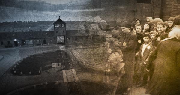 Bild 1 von 3: Der Holocaust wird grausame Wirklichkeit. Gleichzeitig gerät Hitlers Reich immer mehr in Rückstand zur industriellen Macht seiner Gegner. Mit der Furcht vor der deutschen Niederlage wächst auch das Wissen um die Verbrechen, die von Deutschen begangen werden.