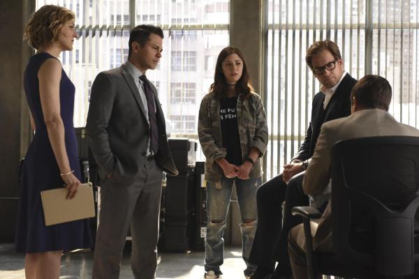 Bild 1 von 22: Schon bald findet Bull (Michael Weatherly, l.) mit Hilfe seines Teams (v.l.n.r. Geneva Carr, Freddy Rodriguez und Annabelle Attanasio) heraus, dass es eine Verbindung zwischen dem Prozess und einem korrupten Politiker gibt, der von einer Verurteilung seines Klienten profitieren würde. Aber auch John Philips (r.) scheint bisher nicht alle Karten auf den Tisch gelegt zu haben ...