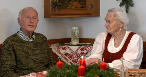 Bild 1 von 9: Eingeschlossen von Berggipfeln liegt Oppenberg in etwa tausend Meter Seehöhe am Gullingbach. Es ist einer der abgelegensten Orte in den steirischen Alpen. Weihnachten scheint hier etwas besonders Echtes zu haben: um Geschenke und das kommerzielle Rundherum ist es nie gegangen, dazu war der 200-Seelen-Ort auch immer zu arm. Dafür war es etwas Besonderes, den Christbaum selbst aus dem Wald zu holen und am Heiligen Abend bei Kerzenlicht in der Stille der Natur in sich hinein zu horchen. Im Bild: Viktor Zelzer und Hedwig Tiefenbacher, Bauern.