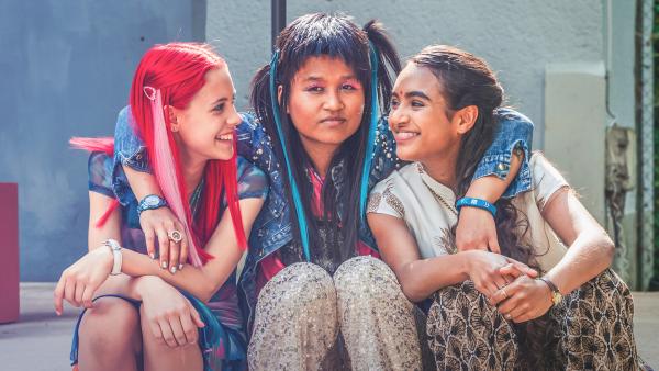 Bild 1 von 5: Elly (Nelly Borodina), Massuda (Tisa Pharischad Khumyim) und Reena (Sophia Leonie Mauritz, vlnr.) wollen eine perfekte Party für Joshua organisieren.