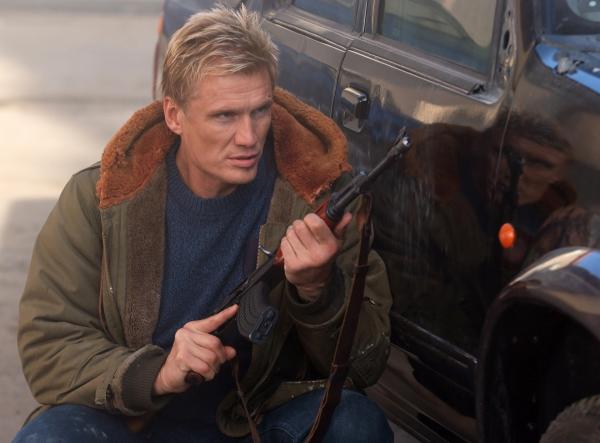 Bild 1 von 28: Ist nicht dazu bereit, als Bauernopfer herhalten zu müssen: Ex-Agent Mike Riggins (Dolph Lundgren) ...