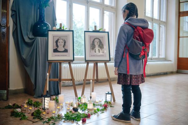 Bild 1 von 11: In Großstetten hat vor einem Jahr ein Amoklauf stattgefunden. Jetzt wird eine Feier vorbereitet, um den Opfern Marie und Annika zu gedenken. Für Maries kleine Schwester Freya (Kate?ina Anna Sou?ková) ist es ein besonders schwerer Tag.