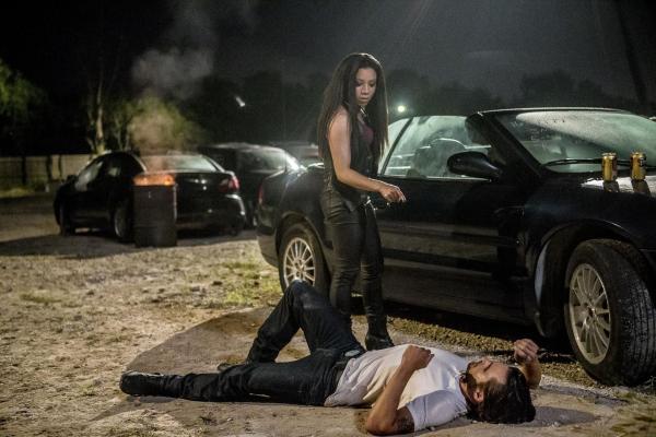 Bild 1 von 15: Für Köder Percy (Shalita Grant, l.) wird es plötzlich brenzlich, denn Ramon (Jon Ecker, r.) ist nicht derjenige, für den sie ihn hält ...