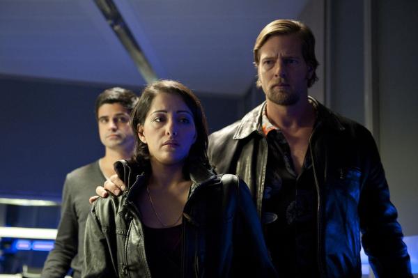 Bild 1 von 29: Die frischgebackene Witwe, Claire Weber (Elmira Rafizadeh, M.), scheint wenig erschüttert vom plötzlichen Ableben ihres jungen, untreuen Gatten. Doch Mick (Henning Baum, r.) und Andreas (Maximilian Grill, l.) können sie bald von der Verdächtigenliste streichen ...