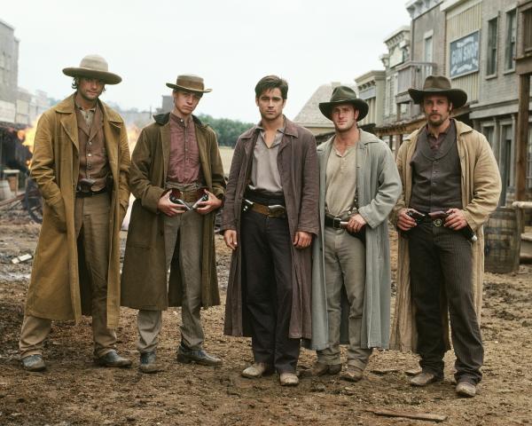 Bild 1 von 2: Jesse James (Colin Farrell, M.) mit den anderen Farmern, die sich ihren Besitz mit allen Mitteln zurückholen wollen.