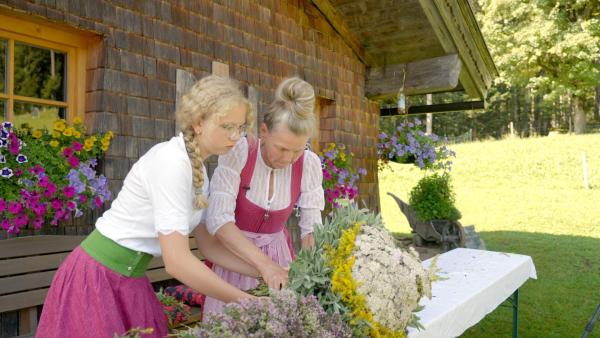 Bild 1 von 7: Im Bild: Florina und Katharina Fuchs beim Kra¨uterbuschenbinden.