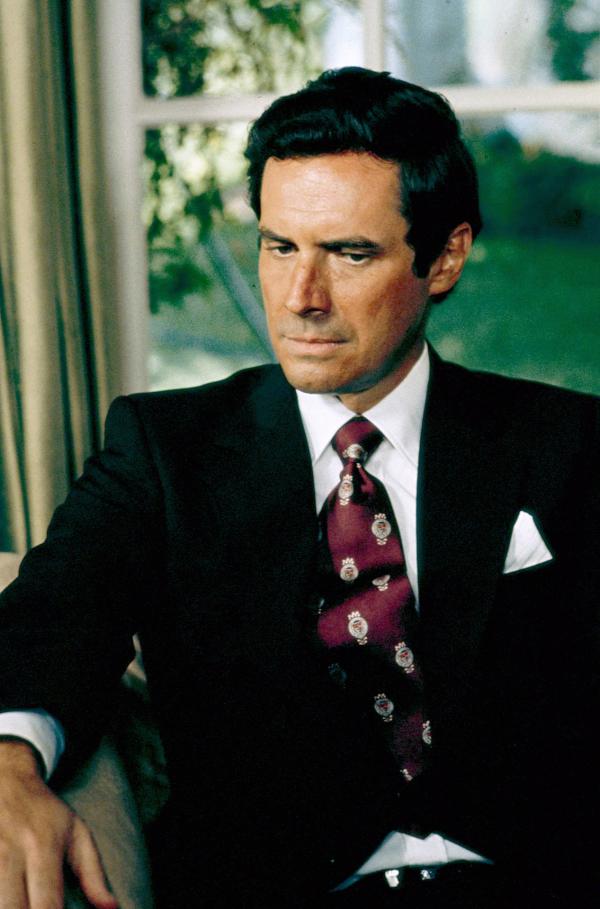 Bild 1 von 5: Manfred Steyner (Badford Dillman), Chef von Rod Slater und Ehemann von Terry, ist in eine Börsenspekulation verstrickt. Eine als Unfall getarnte Überflutung der Mine soll durch Verknappung den Goldpreis in die Höhe treiben.