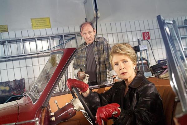 Bild 1 von 12: Im Bild: Michael Mendl (Heinz Ill), Christiane Hörbiger (Claire Zachanassian).