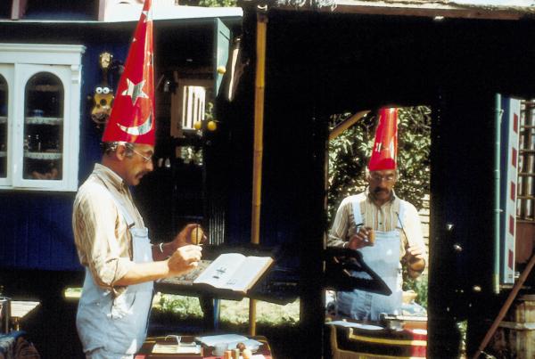 Bild 1 von 1: Peter Lustig als Zauberlehrling.