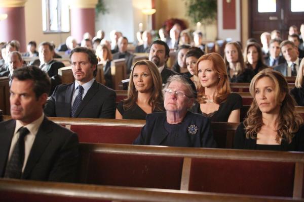 Bild 1 von 41: Können nicht glauben, dass Mike Tod ist: (v.l.n.r.) Bob (Tuc Watkins), Ben (Charles Mesure), Renee (Vanessa Williams), Carlos (Ricardo Antonio Chavira), Karen (Kathryn Joosten), Gabrielle (Eva Longoria), Bree (Marcia Cross) und Lynette (Felicity Huffman) ...