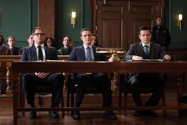 Bild 1 von 11: (v.l.n.r.) Dr. Jason Bull (Michael Weatherly); Stephen Raposa (Aaron Dean Eisenberg); Benny Colón (Freddy Rodriguez)