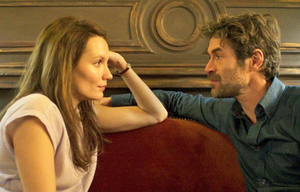 Bild 1 von 7: Als Emma (Ana Girardot) ihrem verheirateten Lover Stéphane (Yannick Renier) erzählt, dass sie vorübergehend aus Recherchezwecken als Prostituierte arbeiten möchte, ist dieser perplex.