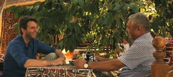 Bild 1 von 4: Mit Professor Murudkhon Ergashev (re.) taucht Alfred de Montesquiou (li.) in die faszinierende Geschichte der Stadt Samarkand ein.