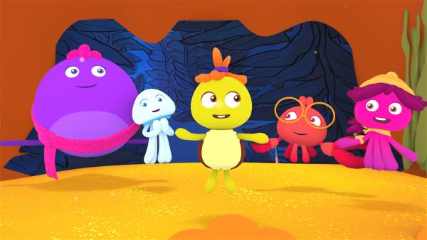 Bild 1 von 1: Tuts (vorne Mitte) singt ganz allein auf der großen Bühne.