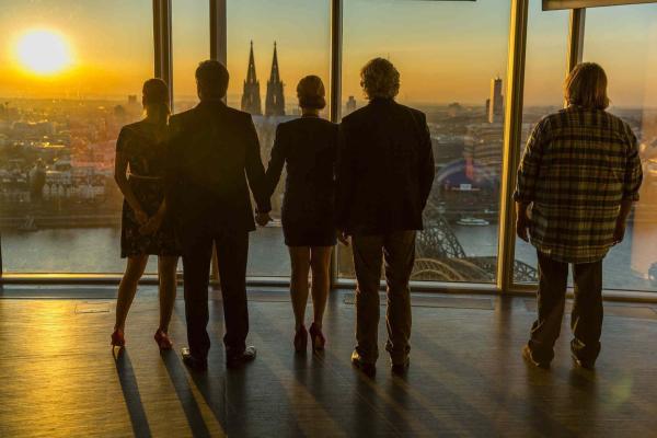 Bild 1 von 26: Ein neues Leben beginnt: Danni (Annette Frier, M.), Olli (Jan Sosniok, 2.v.l.), Nils (Oliver Fleischer, r.), Bea (Nadja Becker, l.) und Kurt (Axel Siefer, 2.v.r.) ...