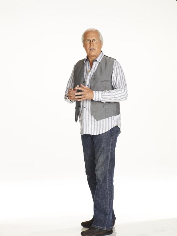 Bild 1 von 25: (2. Staffel) - Mit Jeff in einer Lerngruppe: Pierce Hawthorne (Chevy Chase), ein gealterter Großindustrieller, der das Greendale Community College besucht, um nicht mehr so einsam zu sein ...