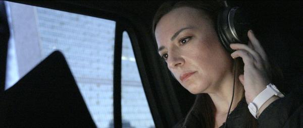 Bild 1 von 16: Im Bild: Eine FBI-Agentin hört russische Funkübertragungen ab.