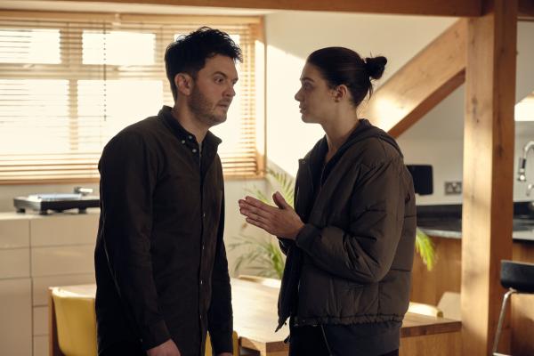 Bild 1 von 5: Ingrid (Emma Appleton) will von Luke (Kerr Logan) alles über sein Verhältnis zu Emma Seaton wissen.