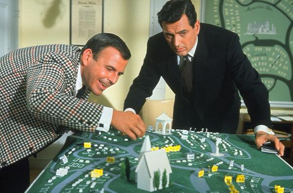 Bild 1 von 13: Mr. Akins (Paul Lynde, l.) zeigt dem Hypochonder George Kimball (Rock Hudson, r.) schon einmal seinen Platz auf dem Friedhof ...