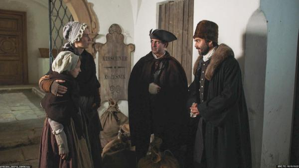 Bild 1 von 26: Im Bild: Salomon Koreff (Roman Blumaier) teilt Heyla Kirschner (Simona Zmrzlá) mit, dass sie in Prag bleiben kann. Ihr Gatte Josef Kirschner (Daniel Margolius) muss alleine mit den beiden Kindern fliehen.